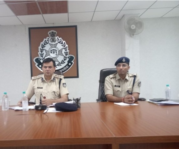 रतलाम: नवागत एसपी सिद्धार्थ बहुगुणा ने ली बैठक, जानिए कार्रवाई के लिए पुलिस अधिकारियों को दिए क्या निर्देश रतलाम: नवागत एसपी सिद्धार्थ बहुगुणा ने ली बैठक, जानिए कार्रवाई के लिए पुलिस अधिकारियों को दिए क्या निर्देश
