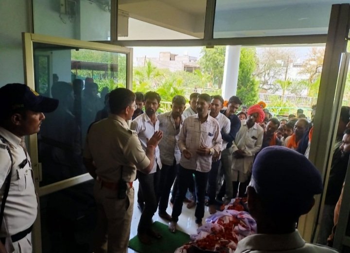 रतलाम: युवक की आत्महत्या के बाद अर्थी लेकर पुलिस अधीक्षक कार्यालय पहुंचे परिजन, जानिए क्या है मामला रतलाम: युवक की आत्महत्या के बाद अर्थी लेकर पुलिस अधीक्षक कार्यालय पहुंचे परिजन, जानिए क्या है मामला
