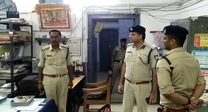 रतलाम: शहर में निकले नवागत एसपी सिद्धार्थ बहुगुणा, अचानक माणकचौक थाने पहुंचे, स्टाफ से ली जानकारी रतलाम: शहर में निकले नवागत एसपी सिद्धार्थ बहुगुणा, अचानक माणकचौक थाने पहुंचे, स्टाफ से ली जानकारी