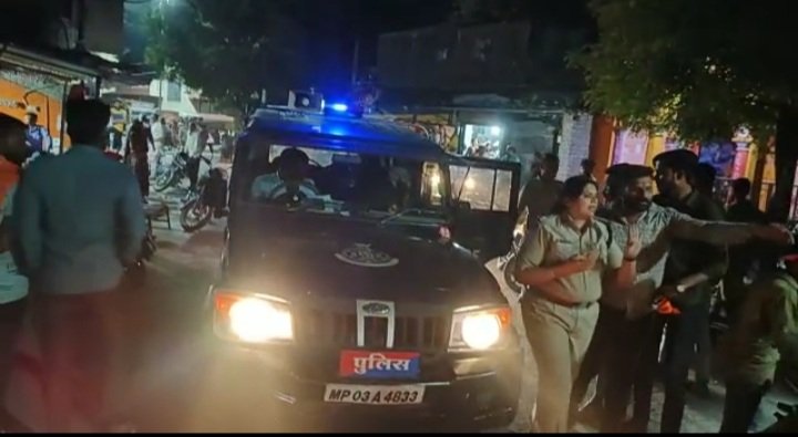 रतलाम: नामली क्षेत्र के ग्राम सेमलिया में दो पक्षों के बीच विवाद, पुलिस के सामने ही हाथापाई, दोनों पक्षों के 16 लोगों के खिलाफ नामजद प्रकरण दर्ज, रात में ही सभी गिरफ्तार रतलाम: नामली क्षेत्र के ग्राम सेमलिया में दो पक्षों के बीच विवाद, पुलिस के सामने ही हाथापाई, दोनों पक्षों के 16 लोगों के खिलाफ नामजद प्रकरण दर्ज, रात में ही सभी गिरफ्तार