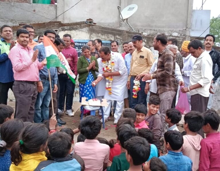 शहर कांग्रेस अध्यक्ष महेन्द्र कटारिया ने श्रमिक क्षेत्र में बच्चों को पाठ्य सामग्री बांटकर मनाया जन्मदिन शहर कांग्रेस अध्यक्ष महेन्द्र कटारिया ने श्रमिक क्षेत्र में बच्चों को पाठ्य सामग्री बांटकर मनाया जन्मदिन