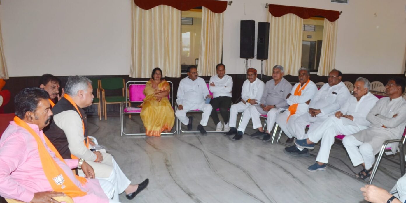 रतलाम: भाजपा मध्य प्रदेश छत्तीसगढ़ के क्षेत्रीय संगठन मंत्री के रतलाम दौरे में ऐसा भी हुआ…. संभाग प्रभारी को व्यक्तिगत फोन कर नेताओं को बुलाना पड़ा, स्वागत की परंपरा में भी दिखा अंतर, संगठन मंत्री से ही पूछ लिया सवाल- बताइए आखिर ऐसा क्यों हो रहा है? रतलाम: भाजपा मध्य प्रदेश छत्तीसगढ़ के क्षेत्रीय संगठन मंत्री के रतलाम दौरे में ऐसा भी हुआ…. संभाग प्रभारी को व्यक्तिगत फोन कर नेताओं को बुलाना पड़ा, स्वागत की परंपरा में भी दिखा अंतर, संगठन मंत्री से ही पूछ लिया सवाल- बताइए आखिर ऐसा क्यों हो रहा है?