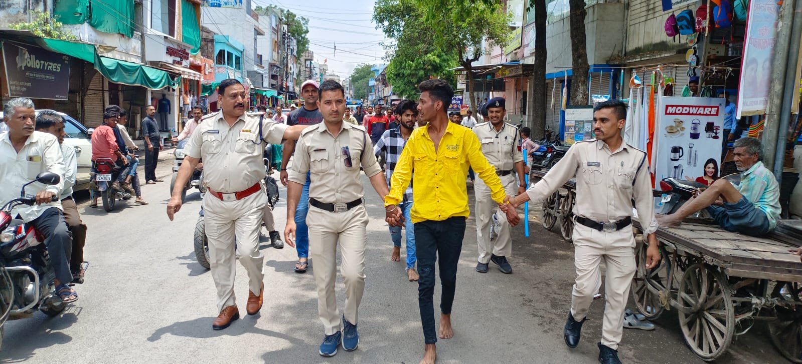 रतलाम: दुष्कर्म के फरार आरोपी एवं फिरौती मांगने वाले हिस्ट्रीशीटर को पुलिस ने किया गिरफ्तार, जुलूस भी निकाला रतलाम: दुष्कर्म के फरार आरोपी एवं फिरौती मांगने वाले हिस्ट्रीशीटर को पुलिस ने किया गिरफ्तार, जुलूस भी निकाला