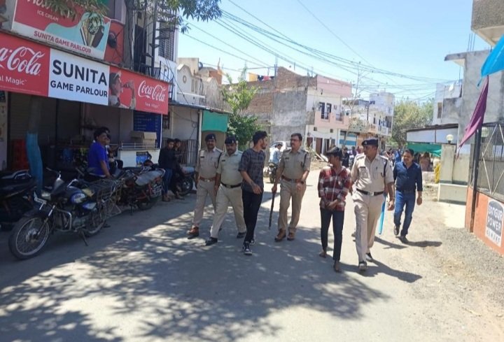 रतलाम: चाकूबाजी करने वाले आरोपी के विरूद्ध कड़ी कार्यवाही, पुलिस ने किया गिरफ्तार, निकाला जुलूस रतलाम: चाकूबाजी करने वाले आरोपी के विरूद्ध कड़ी कार्यवाही, पुलिस ने किया गिरफ्तार, निकाला जुलूस