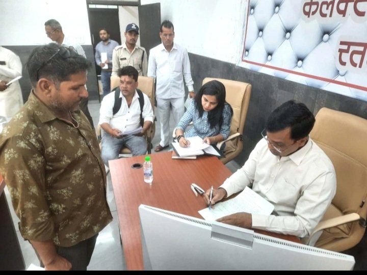 रतलाम: एक ही बैंक में दो खातों से जाली हस्ताक्षर कर निकाल लिए हजारों रुपए, बैंक शाखा के कैमरे भी बंद, जनसुनवाई में आई शिकायत, कलेक्टर ने दिए कार्रवाई के निर्देश रतलाम: एक ही बैंक में दो खातों से जाली हस्ताक्षर कर निकाल लिए हजारों रुपए, बैंक शाखा के कैमरे भी बंद, जनसुनवाई में आई शिकायत, कलेक्टर ने दिए कार्रवाई के निर्देश