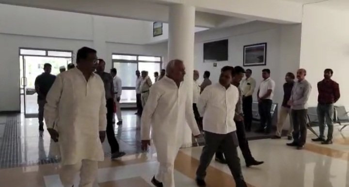 रतलाम: पूर्व गृहमंत्री पहुंचे कलेक्टोरेट,कहा- ‘अन्याय हिम्मत कोठारी अब बर्दाश्त नहीं करेगा, जिस दृष्टि से मुकाबला करना होगा करूंगा’, जानिए क्या है मामला रतलाम: पूर्व गृहमंत्री पहुंचे कलेक्टोरेट,कहा- ‘अन्याय हिम्मत कोठारी अब बर्दाश्त नहीं करेगा, जिस दृष्टि से मुकाबला करना होगा करूंगा’, जानिए क्या है मामला
