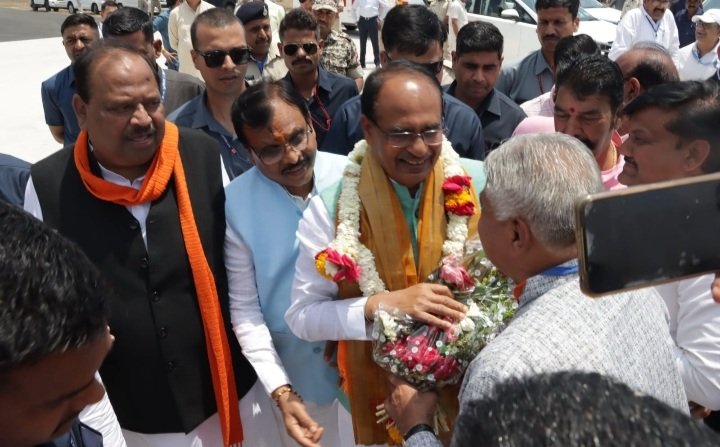 रतलाम: मुख्यमंत्री शिवराज सिंह चौहान रतलाम पहुंचे, हेलीपैड पर भाजपा नेताओं और प्रशासनिक अधिकारियों ने किया स्वागत रतलाम: मुख्यमंत्री शिवराज सिंह चौहान रतलाम पहुंचे, हेलीपैड पर भाजपा नेताओं और प्रशासनिक अधिकारियों ने किया स्वागत