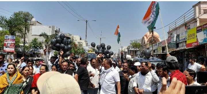 रतलाम: सीएम के दौरे के पूर्व कांग्रेस का प्रदर्शन, पुलिस ने हिरासत में लेकर सैलाना भेजा रतलाम: सीएम के दौरे के पूर्व कांग्रेस का प्रदर्शन, पुलिस ने हिरासत में लेकर सैलाना भेजा