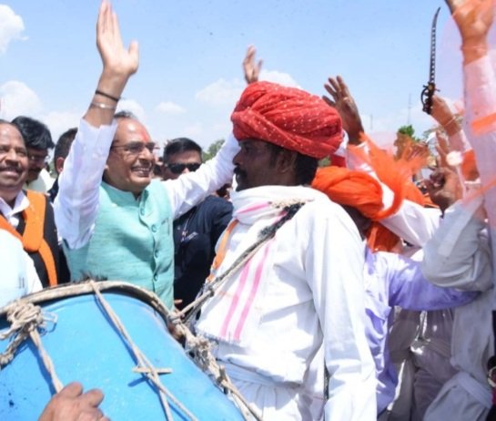 रतलाम: मुख्यमंत्री शिवराज सिंह चौहान ने नृत्य भी किया और रैम्प पर चलकर गाना भी गाया, देखिए सीएम का अंदाज, रतलाम के लिए की महत्वपूर्ण घोषणा रतलाम: मुख्यमंत्री शिवराज सिंह चौहान ने नृत्य भी किया और रैम्प पर चलकर गाना भी गाया, देखिए सीएम का अंदाज, रतलाम के लिए की महत्वपूर्ण घोषणा