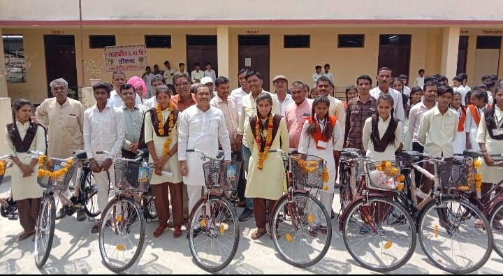 रतलाम: विधायक दिलीप मकवाना के माध्यम से साइकिल पाकर खिल उठे विद्यार्थियों के चेहरे रतलाम: विधायक दिलीप मकवाना के माध्यम से साइकिल पाकर खिल उठे विद्यार्थियों के चेहरे