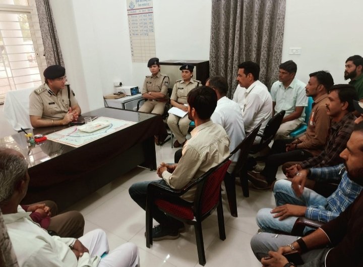 रतलाम: पुलिस कप्तान सिद्धार्थ बहुगुणा ने जनता से किया जनसंवाद तो पुलिसकर्मियों से भी उनकी समस्याएं पूछी, चोरी और कंजर वारदातों को रोकने के लिए दिए निर्देश रतलाम: पुलिस कप्तान सिद्धार्थ बहुगुणा ने जनता से किया जनसंवाद तो पुलिसकर्मियों से भी उनकी समस्याएं पूछी, चोरी और कंजर वारदातों को रोकने के लिए दिए निर्देश