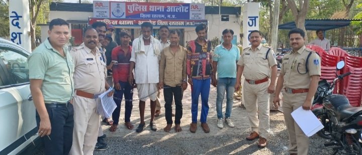 रतलाम: अगले ही दिन नजर आया एसपी सिद्धार्थ बहुगुणा के आलोट दौरे का असर,एसपी के सख्त निर्देश के बाद एक्टिव हुई आलोट पुलिस, क्षेत्र मे चोरी,लूट करने वाला शातिर कंजर एवं उसके चार साथी किए गिरफ्तार , चोरी की कई वारदातें कबूली, कंजरो से वारदात करवाने वाला भी गिरफ्तार,लाखों का समान भी जब्त रतलाम: अगले ही दिन नजर आया एसपी सिद्धार्थ बहुगुणा के आलोट दौरे का असर,एसपी के सख्त निर्देश के बाद एक्टिव हुई आलोट पुलिस, क्षेत्र मे चोरी,लूट करने वाला शातिर कंजर एवं उसके चार साथी किए गिरफ्तार , चोरी की कई वारदातें कबूली, कंजरो से वारदात करवाने वाला भी गिरफ्तार,लाखों का समान भी जब्त