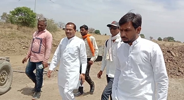 रतलाम: विधायक दिलीप मकवाना ने किया धोलका से उमरथाना को जोड़ने वाली निर्माणाधीन सड़क का निरीक्षण, गुणवत्ता का ध्यान रखने के दिए निर्देश रतलाम: विधायक दिलीप मकवाना ने किया धोलका से उमरथाना को जोड़ने वाली निर्माणाधीन सड़क का निरीक्षण, गुणवत्ता का ध्यान रखने के दिए निर्देश