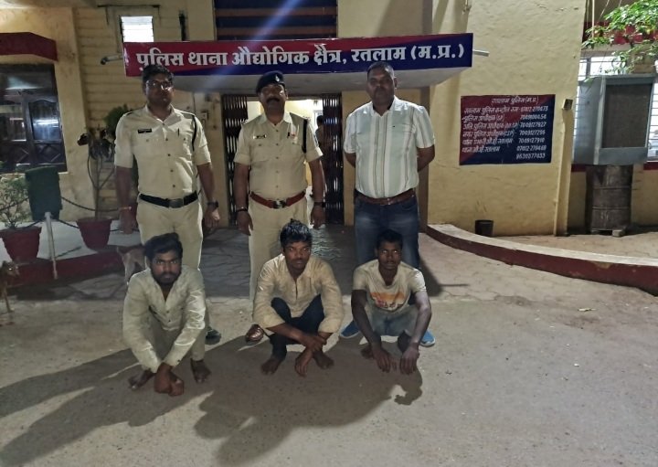 रतलाम: दुकान का शटर उचकाकर लैपटॉप और रूपए चोरी करने वाला गिरोह धराया, तीन गिरफ्तार रतलाम: दुकान का शटर उचकाकर लैपटॉप और रूपए चोरी करने वाला गिरोह धराया, तीन गिरफ्तार