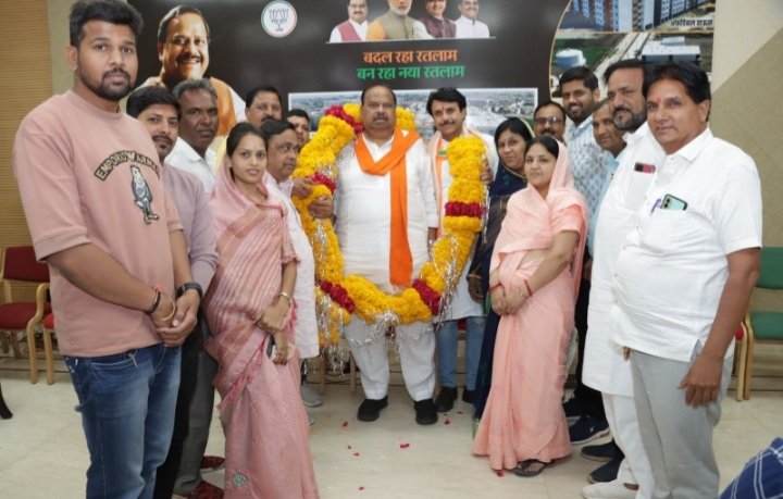 रतलाम: विधायक चेतन्य काश्यप के प्रयासों से रतलाम आएगा नर्मदा का पानी,सूरजमल जैन मंडल ने किया विधायक चेतन्य काश्यप का सम्मान- नर्मदा का पानी रतलाम लाने की मुख्यमंत्री की घोषणा पर जताया हर्ष रतलाम: विधायक चेतन्य काश्यप के प्रयासों से रतलाम आएगा नर्मदा का पानी,सूरजमल जैन मंडल ने किया विधायक चेतन्य काश्यप का सम्मान- नर्मदा का पानी रतलाम लाने की मुख्यमंत्री की घोषणा पर जताया हर्ष