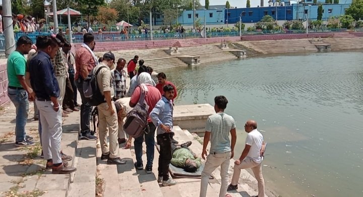 रतलाम: झाली तालाब से मिली युवक की लाश, शासकीय सेवा में है मृतक, पुलिस जांच में जुटी रतलाम: झाली तालाब से मिली युवक की लाश, शासकीय सेवा में है मृतक, पुलिस जांच में जुटी