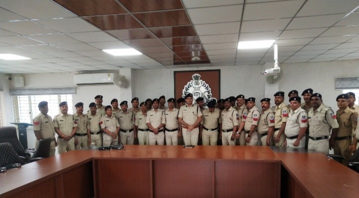 रतलाम: जिले के 38 आरक्षक बनाए गए कार्यवाहक प्रधान आरक्षक, मिला उच्च पद पर कार्य करने का अधिकार,एसपी सिद्धार्थ बहुगुणा ने फीती लगाकर सभी को शुभकामनाएं दी रतलाम: जिले के 38 आरक्षक बनाए गए कार्यवाहक प्रधान आरक्षक, मिला उच्च पद पर कार्य करने का अधिकार,एसपी सिद्धार्थ बहुगुणा ने फीती लगाकर सभी को शुभकामनाएं दी