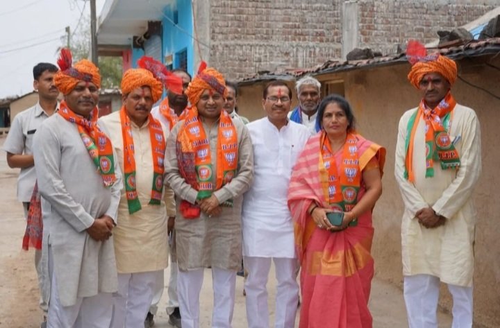 रतलाम: युवा आयोग अध्यक्ष डॉ. निशांत खरे का ग्रामीण विधायक दिलीप मकवाना ने सरवड़ में किया स्वागत रतलाम: युवा आयोग अध्यक्ष डॉ. निशांत खरे का ग्रामीण विधायक दिलीप मकवाना ने सरवड़ में किया स्वागत