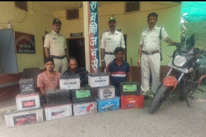 रतलाम – बिलपांक पुलिस को मिली सफलता,वाहनों से बैटरियां चुराकर कबाड़ी को बेचने वाला चोर गिरोह गिरफ्तार रतलाम – बिलपांक पुलिस को मिली सफलता,वाहनों से बैटरियां चुराकर कबाड़ी को बेचने वाला चोर गिरोह गिरफ्तार
