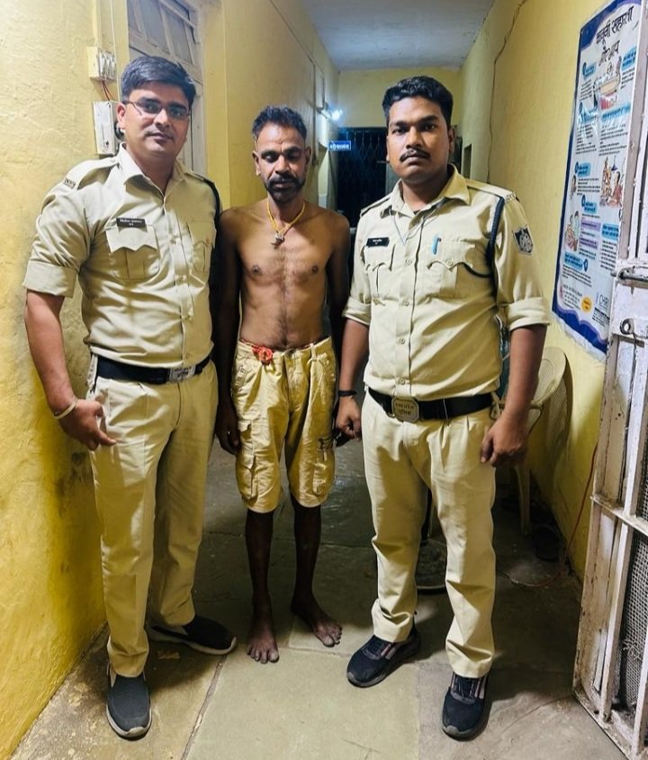 रतलाम: चरित्र शंका में अपनी पत्नि की गला काटकर हत्या करने वाले आरोपी पति को पुलिस ने 36 घंटे के भीतर किया गिरफ्तार रतलाम: चरित्र शंका में अपनी पत्नि की गला काटकर हत्या करने वाले आरोपी पति को पुलिस ने 36 घंटे के भीतर किया गिरफ्तार