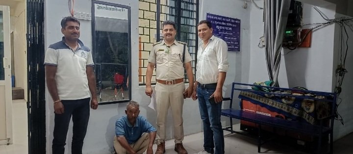रतलाम: एसपी के सख्त निर्देशों का असर- हत्या, लूट, डकैती जैसे गंभीर मामलों में आरोपी शातिर कंजर को किया गिरफ्तार रतलाम: एसपी के सख्त निर्देशों का असर- हत्या, लूट, डकैती जैसे गंभीर मामलों में आरोपी शातिर कंजर को किया गिरफ्तार