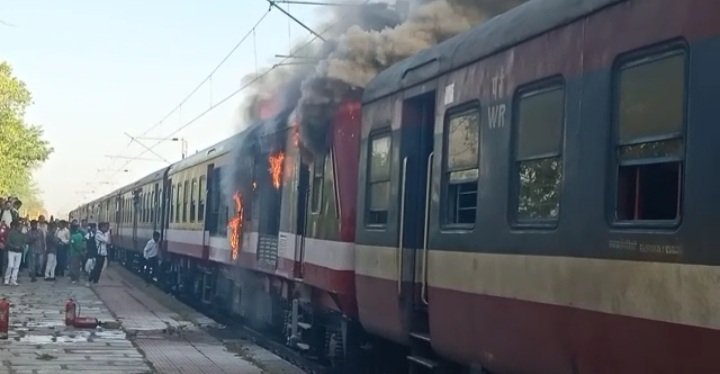 रतलाम से इंदौर जा रही डेमू ट्रेन के जनरेटर कार में लगी आग, सभी यात्री सुरक्षित नीचे उतरे रतलाम से इंदौर जा रही डेमू ट्रेन के जनरेटर कार में लगी आग, सभी यात्री सुरक्षित नीचे उतरे
