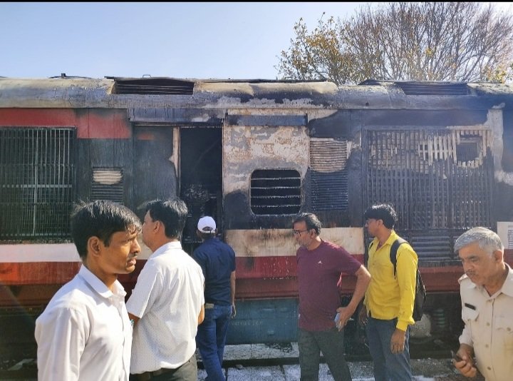 रतलाम: डॉ अम्बेडकर नगर डेमू ट्रेन के जनरेटर कार में आग-रेलवे ने दिए जांच के आदेश रतलाम: डॉ अम्बेडकर नगर डेमू ट्रेन के जनरेटर कार में आग-रेलवे ने दिए जांच के आदेश