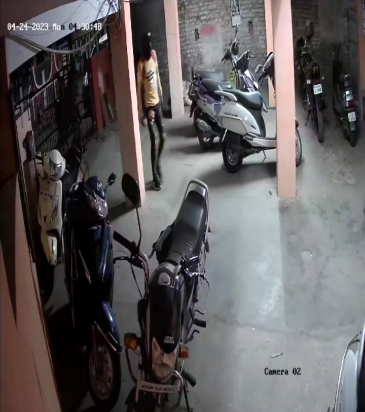 रतलाम: शहर में चोर गिरोह की दस्तक, शास्त्री नगर क्षेत्र में 3 स्थानों पर चोरी की वारदाते, ताले लगे घरों को बनाया निशाना, आसपास के फ्लैट के दरवाजे को बाहर से किया बंद, सीसीटीवी कैमरे में दिखे तीन संदिग्ध रतलाम: शहर में चोर गिरोह की दस्तक, शास्त्री नगर क्षेत्र में 3 स्थानों पर चोरी की वारदाते, ताले लगे घरों को बनाया निशाना, आसपास के फ्लैट के दरवाजे को बाहर से किया बंद, सीसीटीवी कैमरे में दिखे तीन संदिग्ध