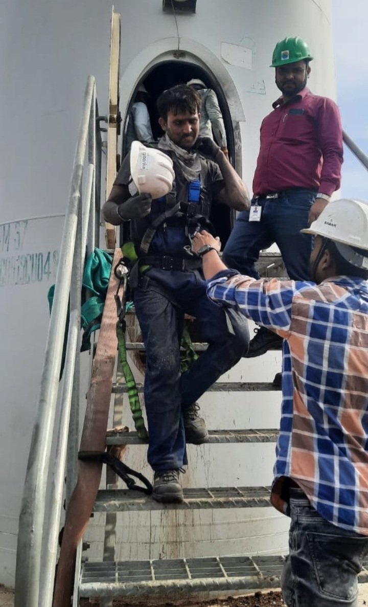 रतलाम: पवन चक्की पर मेंटेनेंस के लिए पहुंचे तीन युवक आग लगने से फंसे, रेस्क्यू कर सुरक्षित उतारा रतलाम: पवन चक्की पर मेंटेनेंस के लिए पहुंचे तीन युवक आग लगने से फंसे, रेस्क्यू कर सुरक्षित उतारा