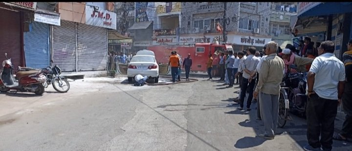 रतलाम: चांदनी चौक में कार में लगी आग, फायर ब्रिगेड ने मौके पर पहुंचकर काबू पाया, बड़ा हादसा टला रतलाम: चांदनी चौक में कार में लगी आग, फायर ब्रिगेड ने मौके पर पहुंचकर काबू पाया, बड़ा हादसा टला