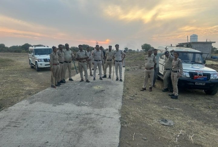 रतलाम: एसपी सिद्धार्थ बहुगुणा का एक्शन- सुबह-सुबह कंजरो के डेरो पर दी पुलिस ने दबिश,चोरी एवं अवैध शराब बनाने और बेचने पर अंकुश लगाने के लिए कार्रवाई रतलाम: एसपी सिद्धार्थ बहुगुणा का एक्शन- सुबह-सुबह कंजरो के डेरो पर दी पुलिस ने दबिश,चोरी एवं अवैध शराब बनाने और बेचने पर अंकुश लगाने के लिए कार्रवाई