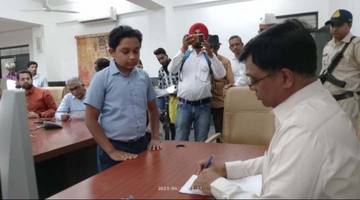 रतलाम: शहर की बिगड़ी यातायात व्यवस्था को सुधारने का आवेदन लेकर जनसुनवाई में पहुंचा नन्हा बालक,कहा-सर, कार्रवाई कीजिए, ट्रैफिक जाम से बहुत दिक्कत होती है रतलाम: शहर की बिगड़ी यातायात व्यवस्था को सुधारने का आवेदन लेकर जनसुनवाई में पहुंचा नन्हा बालक,कहा-सर, कार्रवाई कीजिए, ट्रैफिक जाम से बहुत दिक्कत होती है