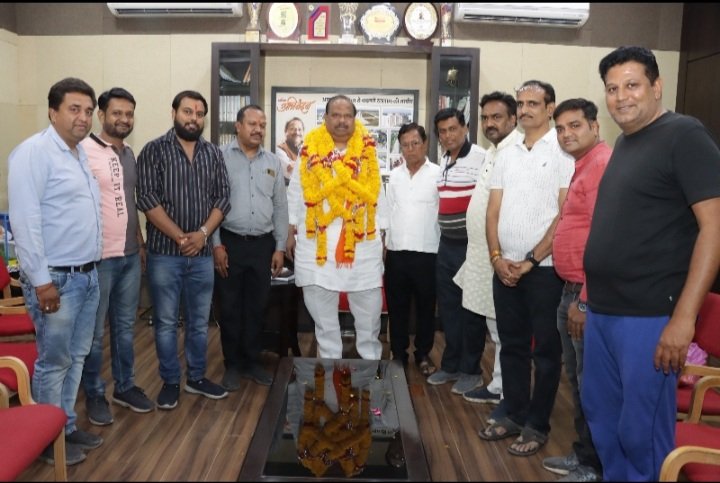 रतलाम: व्यवसायिक लाइसेंस शुल्क पूर्ववत रखने की मांग पूरी होने पर व्यापारियों ने किया विधायक चेतन्य काश्यप का अभिनंदन- मुख्यमंत्री श्री शिवराजसिंह चौहान एवं नगरीय विकास एवं आवास मंत्री भूपेंद्रसिंह का भी माना आभार रतलाम: व्यवसायिक लाइसेंस शुल्क पूर्ववत रखने की मांग पूरी होने पर व्यापारियों ने किया विधायक चेतन्य काश्यप का अभिनंदन- मुख्यमंत्री श्री शिवराजसिंह चौहान एवं नगरीय विकास एवं आवास मंत्री भूपेंद्रसिंह का भी माना आभार
