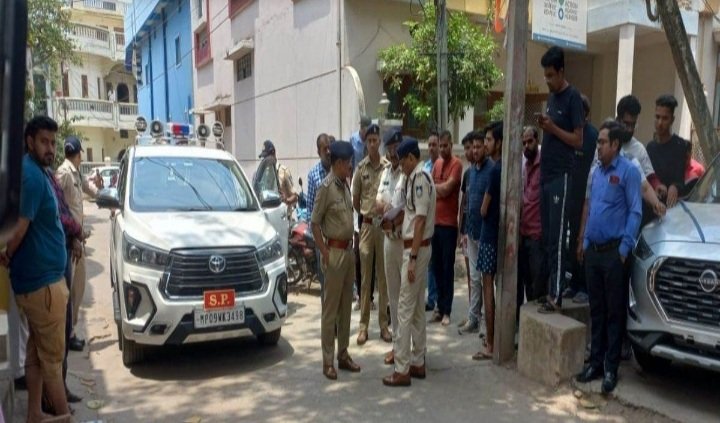 धार में दिनदहाड़े युवती की गोली मारकर हत्या, पुलिस जांच में जुटी धार में दिनदहाड़े युवती की गोली मारकर हत्या, पुलिस जांच में जुटी