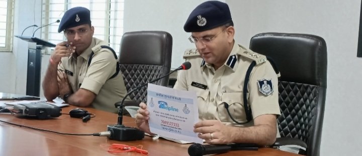 रतलाम की जनता के लिए एसपी सिद्धार्थ बहुगुणा ने जारी किया हेल्पलाइन नंबर, जानिए नम्बर और किस तरह की शिकायते एवं सूचना दी जा सकेगी, पहचान भी रहेगी गोपनीय रतलाम की जनता के लिए एसपी सिद्धार्थ बहुगुणा ने जारी किया हेल्पलाइन नंबर, जानिए नम्बर और किस तरह की शिकायते एवं सूचना दी जा सकेगी, पहचान भी रहेगी गोपनीय