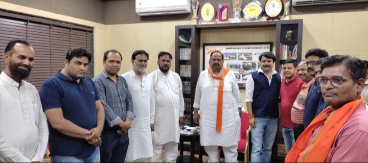 रतलाम: व्यवसायिक लाइसेंस शुल्क पूर्ववत रखने की मांग पूरी होने पर महापौर प्रहलाद पटेल और भाजपा पदाधिकारियों ने विधायक चेतन्य काश्यप का किया अभिनंदन रतलाम: व्यवसायिक लाइसेंस शुल्क पूर्ववत रखने की मांग पूरी होने पर महापौर प्रहलाद पटेल और भाजपा पदाधिकारियों ने विधायक चेतन्य काश्यप का किया अभिनंदन
