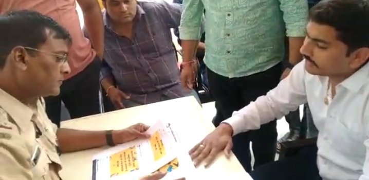 रतलाम: सोशल मीडिया पर आपत्तिजनक टिप्पणी को लेकर भाजयुमो ने किया थाने पर प्रदर्शन, कांग्रेस कार्यकर्ता के खिलाफ प्रकरण दर्ज रतलाम: सोशल मीडिया पर आपत्तिजनक टिप्पणी को लेकर भाजयुमो ने किया थाने पर प्रदर्शन, कांग्रेस कार्यकर्ता के खिलाफ प्रकरण दर्ज