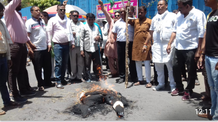 रतलाम: गांधी उद्यान में बीती रात हुई सैकड़ों पेड़ों की कटाई के मामले में कांग्रेस ने किया प्रदर्शन, पुतला दहन कर ज्ञापन सौंपा रतलाम: गांधी उद्यान में बीती रात हुई सैकड़ों पेड़ों की कटाई के मामले में कांग्रेस ने किया प्रदर्शन, पुतला दहन कर ज्ञापन सौंपा