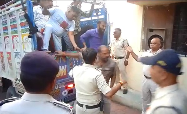 रतलाम: प्रताप नगर में चल रहा था जुए का अड्डा, पुलिस ने दी दबिश, 30 जुआरी गिरफ्तार, ढाई लाख नगदी बरामद रतलाम: प्रताप नगर में चल रहा था जुए का अड्डा, पुलिस ने दी दबिश, 30 जुआरी गिरफ्तार, ढाई लाख नगदी बरामद