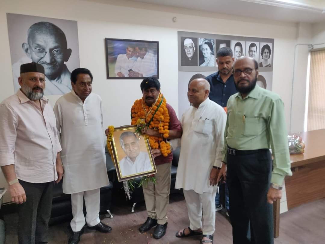 भोपाल: पिता कैलाश जोशी का फोटो लेकर दीपक जोशी ने ली कांग्रेस की सदस्यता भोपाल: पिता कैलाश जोशी का फोटो लेकर दीपक जोशी ने ली कांग्रेस की सदस्यता