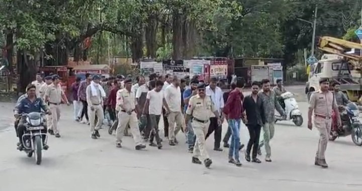 रतलाम: जुआ खेलते पकड़ाए 30 लोगों का पुलिस ने निकाला जुलूस, वाहन उपलब्ध नहीं होने पर पैदल एसडीएम न्यायालय ले गए रतलाम: जुआ खेलते पकड़ाए 30 लोगों का पुलिस ने निकाला जुलूस, वाहन उपलब्ध नहीं होने पर पैदल एसडीएम न्यायालय ले गए