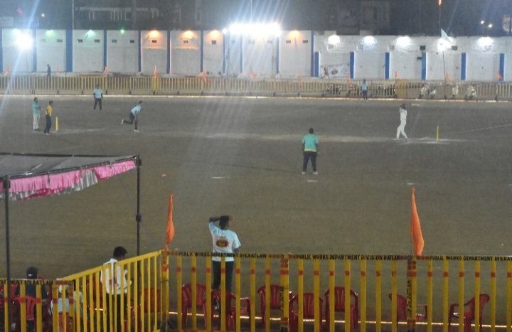 रतलाम: चेतन्य काश्यप विधायक क्रिकेट महोत्सव 2023- आशुतोष ने रतलाम किंग्स को 83 रनों से दी शिकस्त,- बडे़ मुकाबलों में हो रहे उलटफेर, मैच देखने के लिए स्टेडियम में बढ़ने लगी खेल प्रेमियों की भीड़ रतलाम: चेतन्य काश्यप विधायक क्रिकेट महोत्सव 2023- आशुतोष ने रतलाम किंग्स को 83 रनों से दी शिकस्त,- बडे़ मुकाबलों में हो रहे उलटफेर, मैच देखने के लिए स्टेडियम में बढ़ने लगी खेल प्रेमियों की भीड़