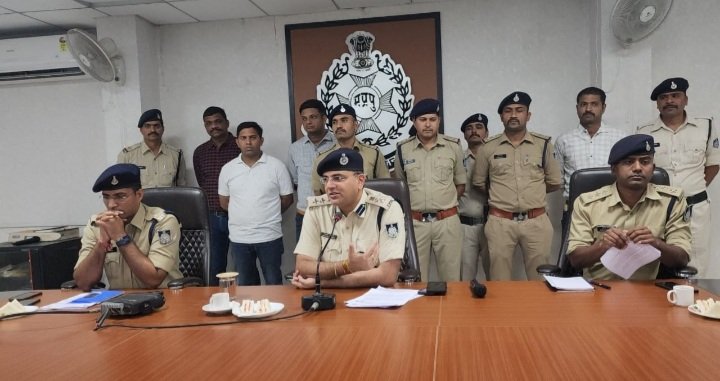 रतलाम पुलिस को मिली बड़ी सफलता: मां और बेटे 50 लाख रुपए मूल्य की ब्राउन शुगर के साथ गिरफ्तार, सप्लाई के लिए महाराष्ट्र लेकर जा रहे थे रतलाम पुलिस को मिली बड़ी सफलता: मां और बेटे 50 लाख रुपए मूल्य की ब्राउन शुगर के साथ गिरफ्तार, सप्लाई के लिए महाराष्ट्र लेकर जा रहे थे