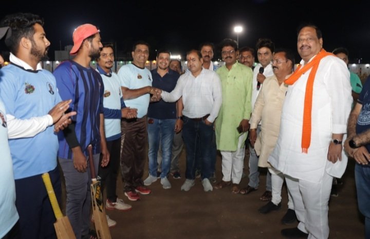 रतलाम: चेतन्य काश्यप विधायक क्रिकेट महोत्सव 2023- रात्रिकालीन मुकाबलों में पहुंचे विधायक चेतन्य काश्यप ने टीमों से परिचय प्राप्त कर खिलाड़ियों का बढ़ाया उत्साह रतलाम: चेतन्य काश्यप विधायक क्रिकेट महोत्सव 2023- रात्रिकालीन मुकाबलों में पहुंचे विधायक चेतन्य काश्यप ने टीमों से परिचय प्राप्त कर खिलाड़ियों का बढ़ाया उत्साह