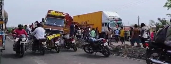 रतलाम: नामली में सड़क हादसा: ट्रकों की हुई भिड़ंत, एक की मौत ,एक घायल रतलाम: नामली में सड़क हादसा: ट्रकों की हुई भिड़ंत, एक की मौत ,एक घायल