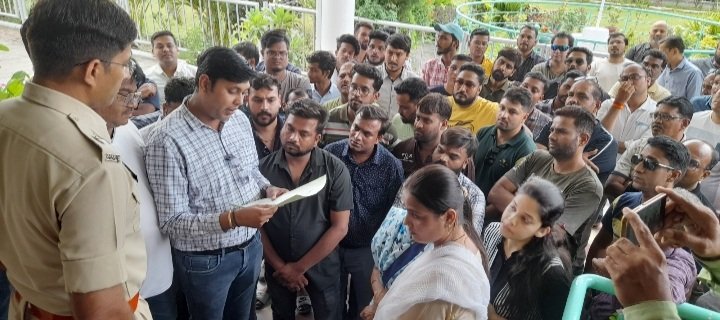 रतलाम: बुजुर्ग से मारपीट का मामला- परिजन और समाजजनों ने आरोपी की गिरफ्तारी को लेकर सौंपा ज्ञापन, ज्ञापन में लगाया आरोप-राजनीतिक दबाव में पूरा उपचार किए बिना अस्पताल से कर दिया डिस्चार्ज रतलाम: बुजुर्ग से मारपीट का मामला- परिजन और समाजजनों ने आरोपी की गिरफ्तारी को लेकर सौंपा ज्ञापन, ज्ञापन में लगाया आरोप-राजनीतिक दबाव में पूरा उपचार किए बिना अस्पताल से कर दिया डिस्चार्ज