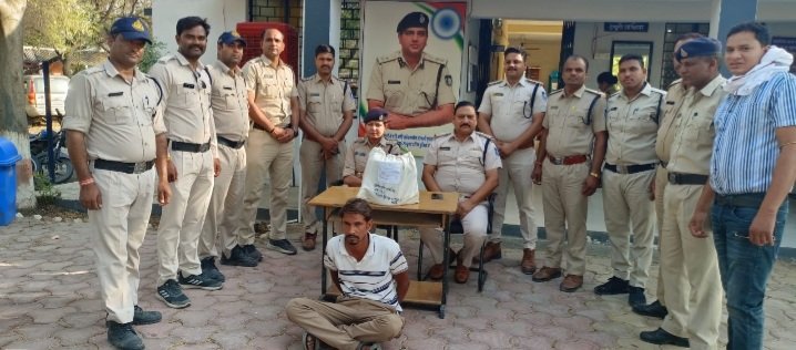 रतलाम पुलिस की तस्करों के खिलाफ लगातार कार्रवाई-रतलाम से भारी मात्रा में अफीम लेकर बेचने के लिए पंजाब जा रहा था आरोपी, पुलिस ने किया गिरफ्तार रतलाम पुलिस की तस्करों के खिलाफ लगातार कार्रवाई-रतलाम से भारी मात्रा में अफीम लेकर बेचने के लिए पंजाब जा रहा था आरोपी, पुलिस ने किया गिरफ्तार