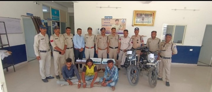 रतलाम: लूट की वारदात का पुलिस ने किया खुलासा, तीन आरोपी गिरफ्तार, माल भी किया बरामद रतलाम: लूट की वारदात का पुलिस ने किया खुलासा, तीन आरोपी गिरफ्तार, माल भी किया बरामद