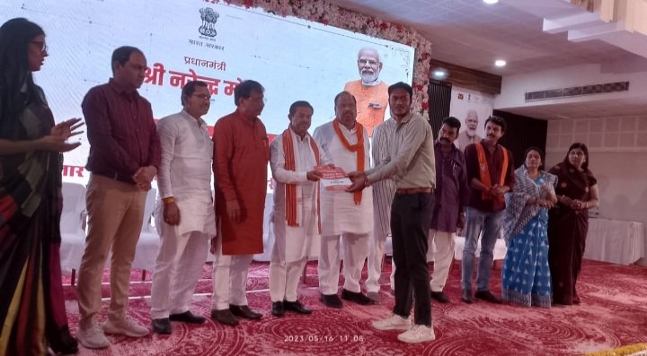 केंद्रीय मंत्री श्री वर्मा ने रतलाम रोजगार मेले में 165 युवाओं को शासकीय सेवा में नियुक्ति पत्र प्रदान किए केंद्रीय मंत्री श्री वर्मा ने रतलाम रोजगार मेले में 165 युवाओं को शासकीय सेवा में नियुक्ति पत्र प्रदान किए