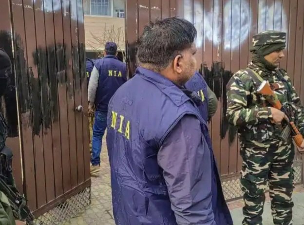 NIA Raid: आतंकवाद, तस्करी और गैंगस्टरों के गठजोड़ पर NIA का बड़ा एक्शन, 6 राज्यों में 100 से ज्यादा जगहों पर छापेमारी NIA Raid: आतंकवाद, तस्करी और गैंगस्टरों के गठजोड़ पर NIA का बड़ा एक्शन, 6 राज्यों में 100 से ज्यादा जगहों पर छापेमारी